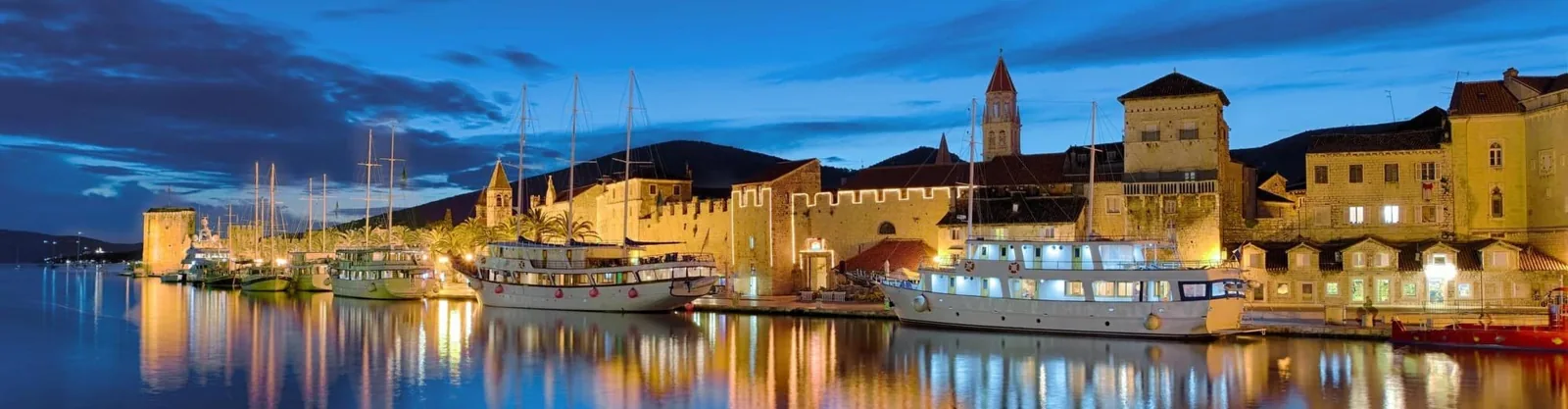 Il porto di Trogir illuminato di sera