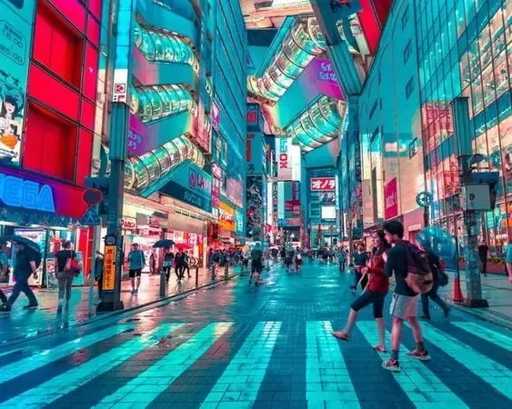 Strada illuminata di Tokyo
