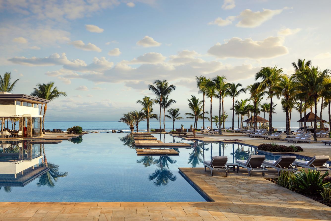 Piscina del resort con vista sul mare