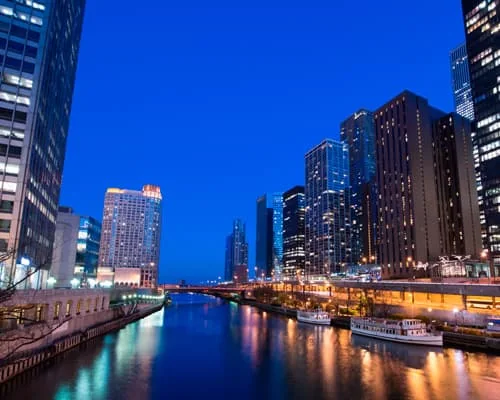 Chicago Riverwalk di sera