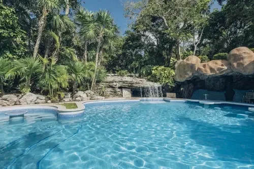Piscina tra gli alberi del resort