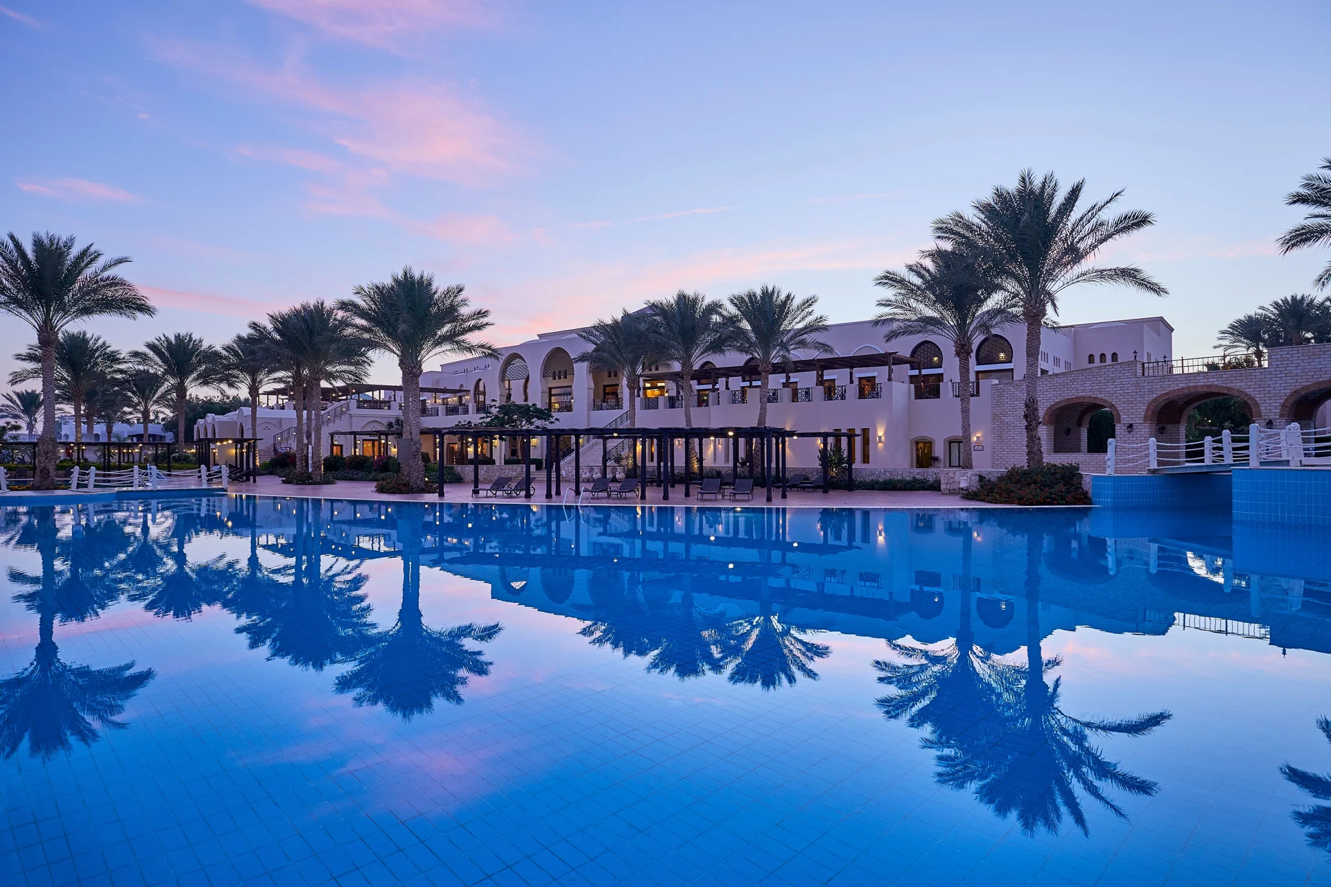 Piscina del JAZ Belvedere al tramonto