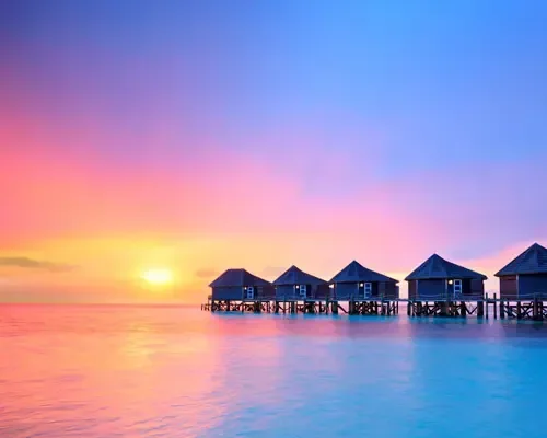 Bungalow sull’acqua al tramonto
