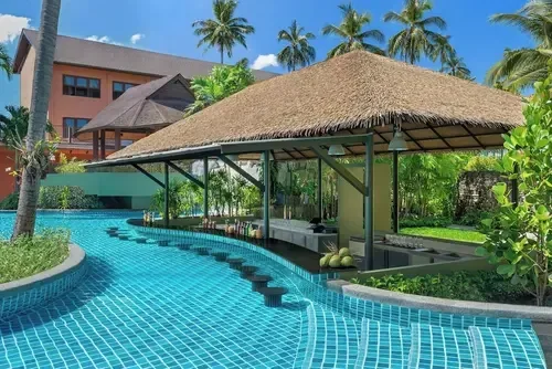 Piscina tra gli alberi del resort